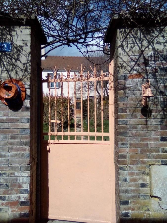La Grille Fleurie, Chambres D'Hote Chez L'Habitant Arthonnay Exterior foto