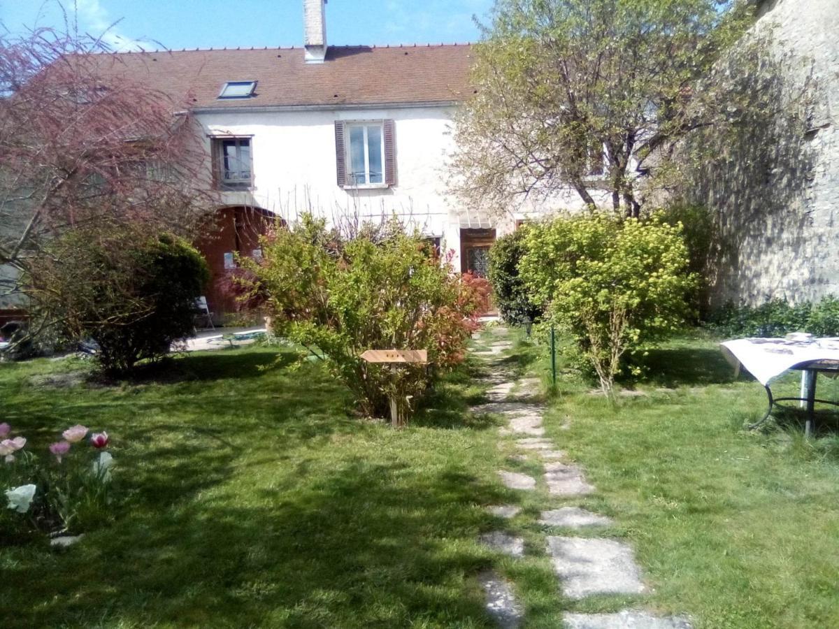 La Grille Fleurie, Chambres D'Hote Chez L'Habitant Arthonnay Exterior foto