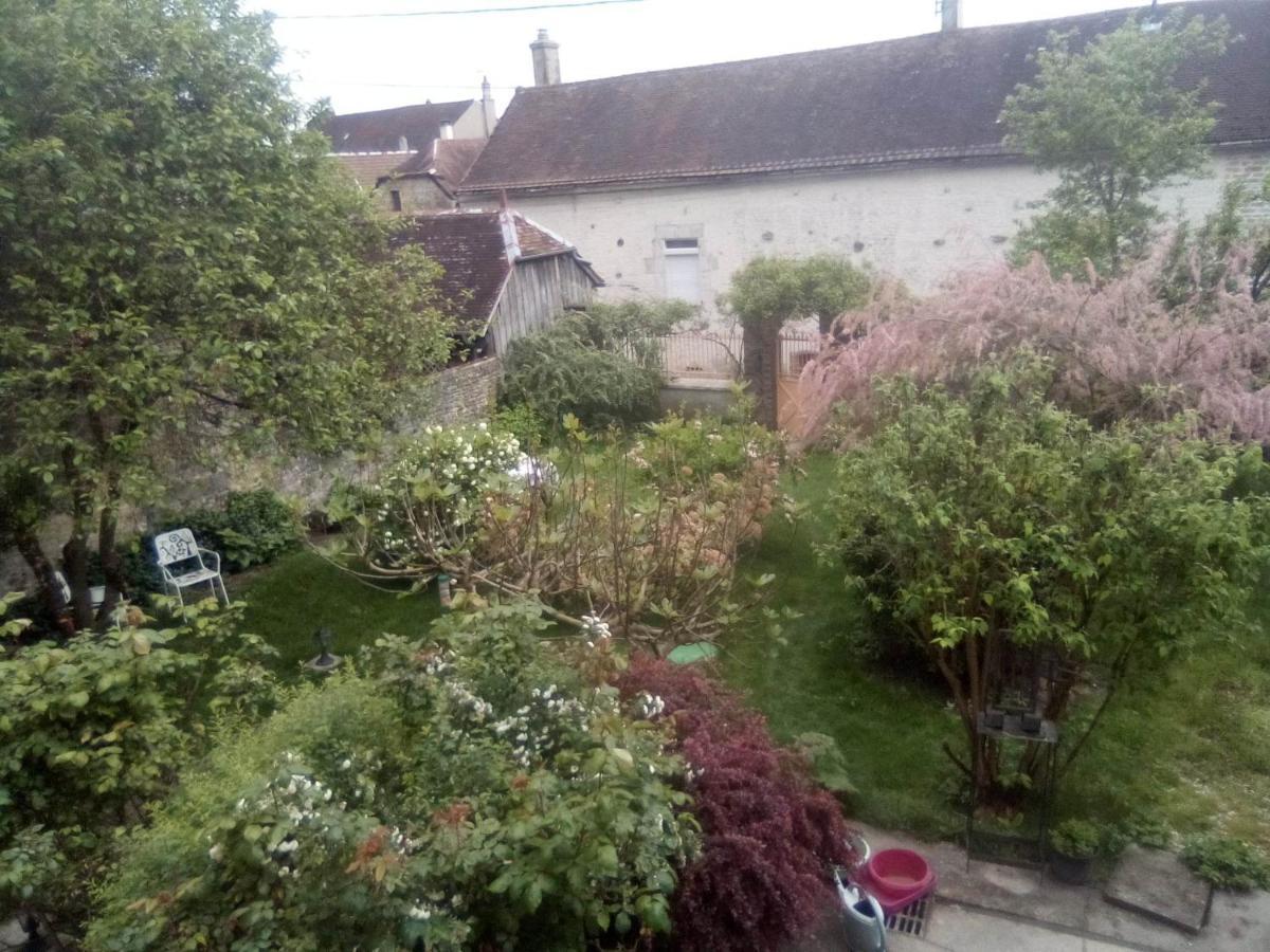 La Grille Fleurie, Chambres D'Hote Chez L'Habitant Arthonnay Exterior foto
